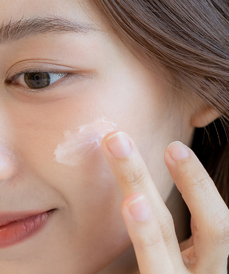 NARD Erasing Cica Soothing Cream 200ml, femme appliquant la crème au cica sur le visage, image beauté.
