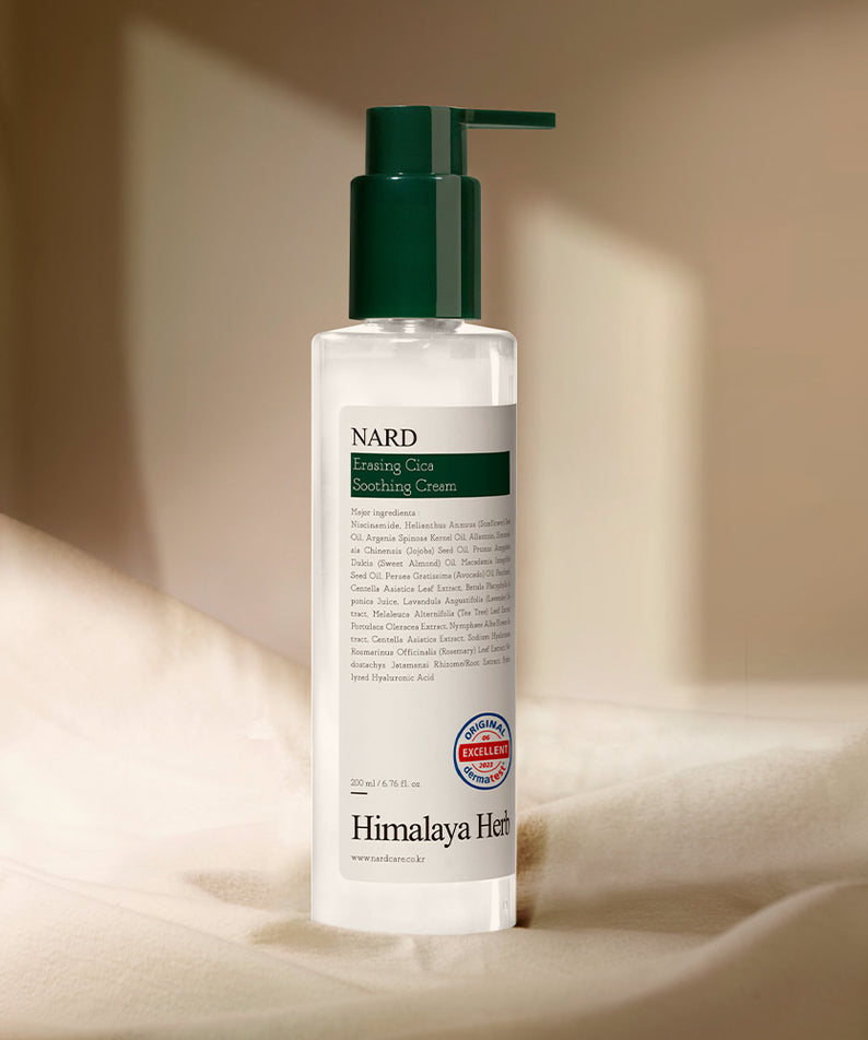 NARD Erasing Cica Soothing Cream 200ml, bouteille NARD verte sur tissu beige, crème apaisante, contexte skincare.