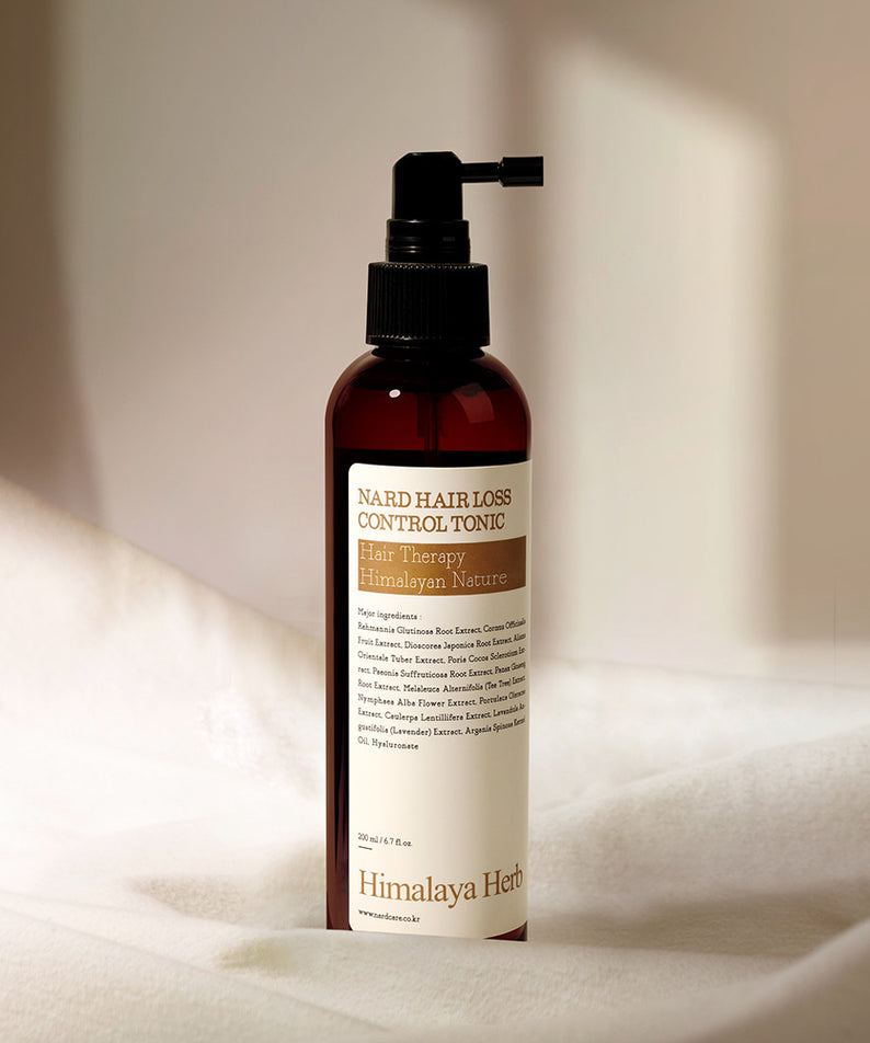 NARD Hair Loss Relief Hair Tonic 200ml de NARD, flacon spray rouge sur fond clair, ambiance salle de bain