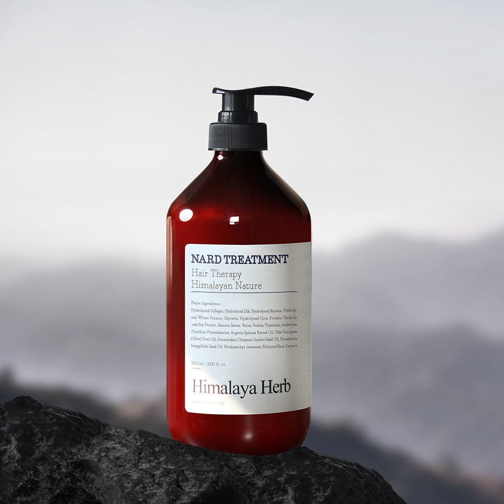 NARD Hair Treatment 1000ml de NARD, flacon rouge pompe, sur rocher avec fond montagnes, esthétique outdoor