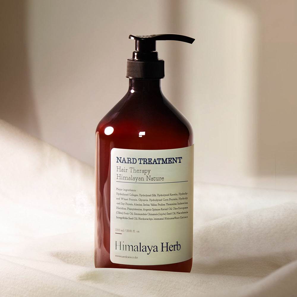 NARD Hair Treatment 1000ml de NARD, flacon brun avec pompe sur fond clair, contexte beauté/soin des cheveux.
