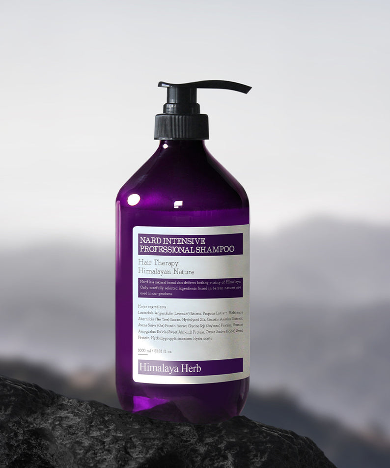 NARD Intensive Professional  Shampoo 1000ml de la marque NARD, flacon violet sur rocher, ambiance montagne, vue produit.