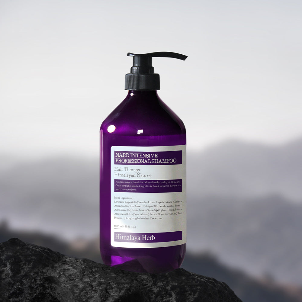 NARD Intensive Professional  Shampoo 1000ml de la marque NARD, flacon violet sur rocher, ambiance montagne, vue produit.