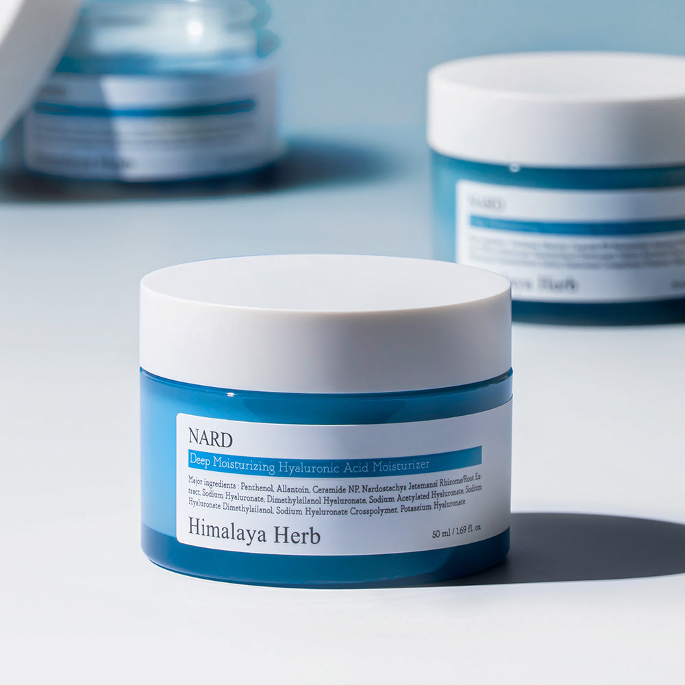 Décris l'image en français en mentionnant le produit, la marque et le contexte visuel : NARD Low Molecular Deep Moisture Hyaluronic Acid Cream 50ml