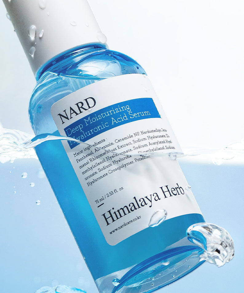 NARD Low Molecular Deep Moisture Hyaluronic Acid Serum 75ml NARD, flacon bleu, gouttes d’eau sur fond bleu (contexte cosmétique).