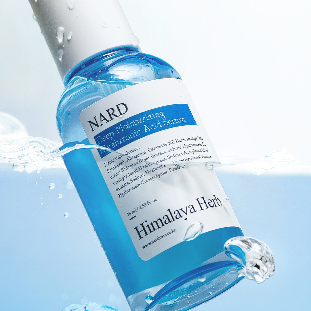 NARD Low Molecular Deep Moisture Hyaluronic Acid Serum 75ml NARD, flacon bleu, gouttes d’eau sur fond bleu (contexte cosmétique).