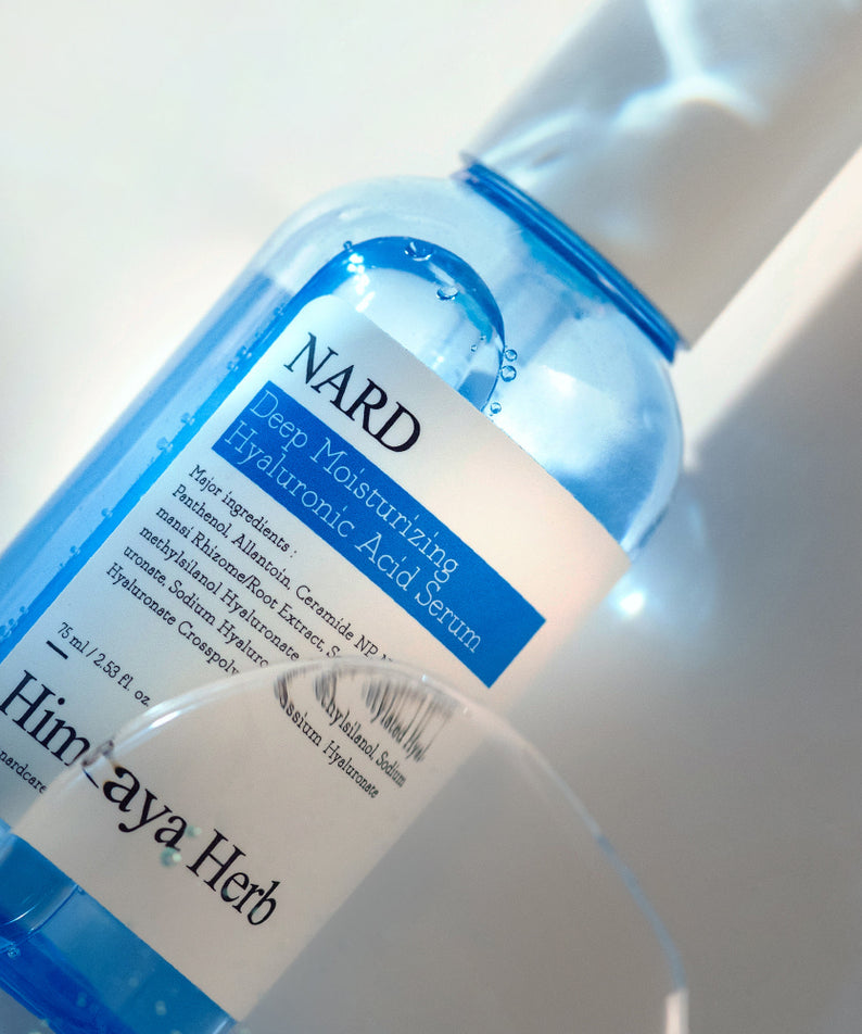 NARD Low Molecular Deep Moisture Hyaluronic Acid Serum 75ml, flacon bleu NARD sur fond clair lumineux.
