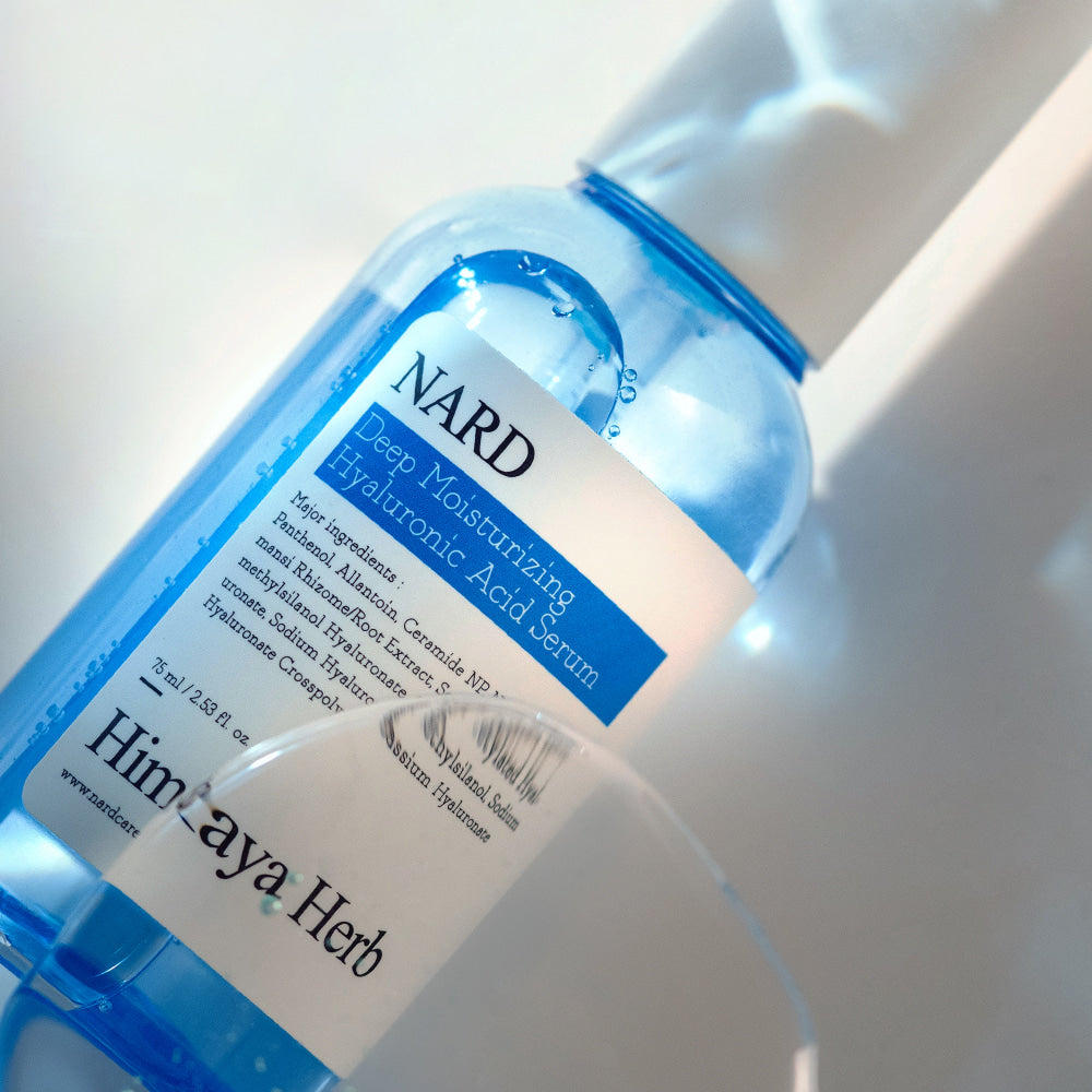 NARD Low Molecular Deep Moisture Hyaluronic Acid Serum 75ml, flacon bleu NARD sur fond clair lumineux.