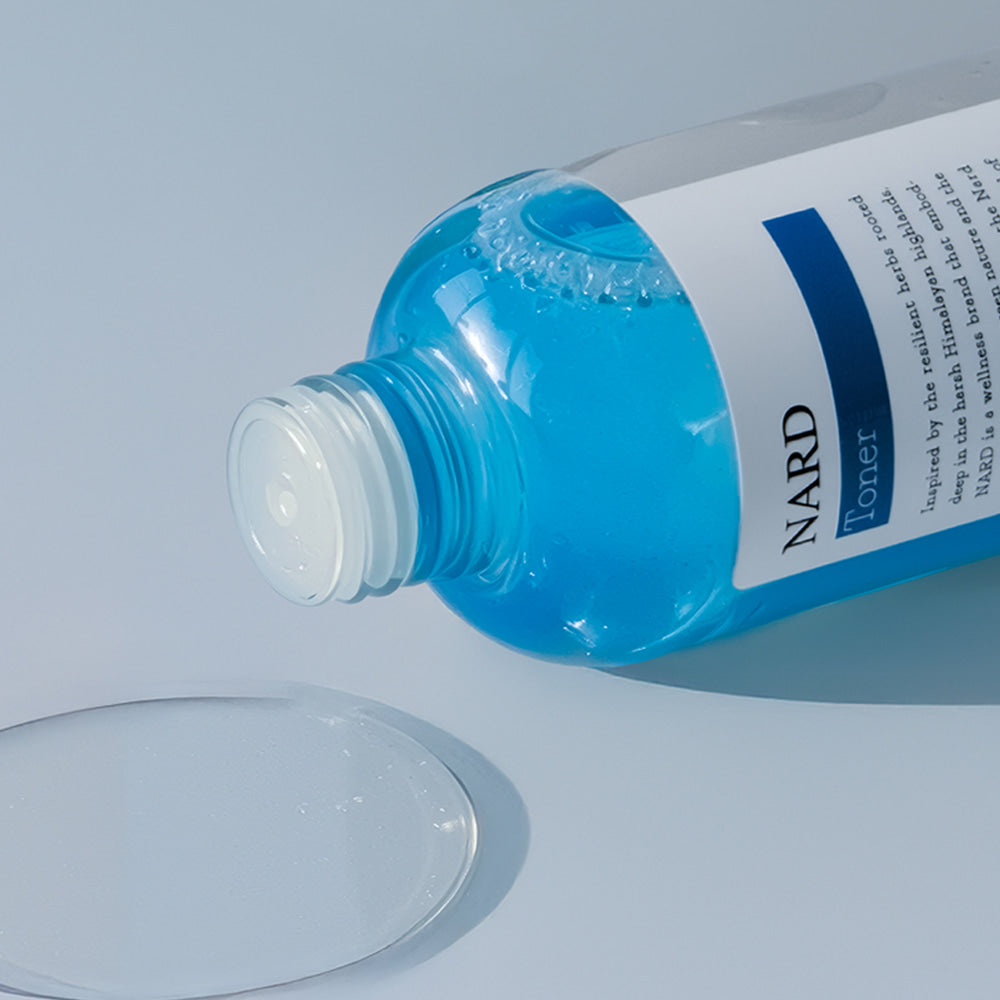NARD Low-Molecular Deep Moisture Hyaluronic Acid Toner 200ml de NARD, flacon bleu et gel sur fond clair.