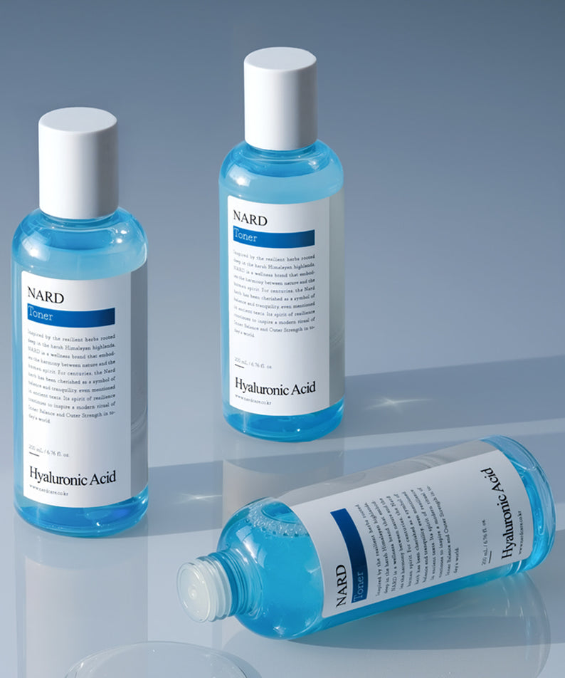 NARD Low-Molecular Deep Moisture Hyaluronic Acid Toner 200ml : flacons bleus sur fond bleu, marque NARD, sérénité spa.