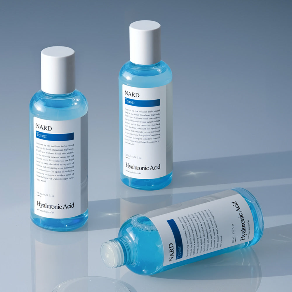 NARD Low-Molecular Deep Moisture Hyaluronic Acid Toner 200ml : flacons bleus sur fond bleu, marque NARD, sérénité spa.