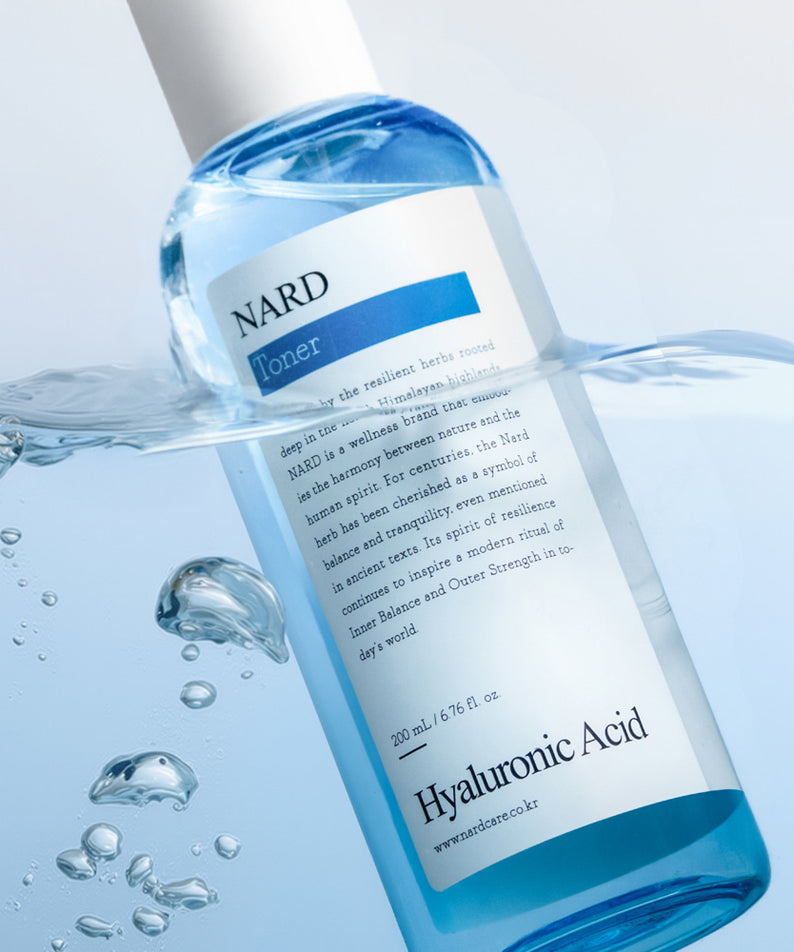 NARD Low-Molecular Deep Moisture Hyaluronic Acid Toner 200ml, flacon bleu avec gouttes d’eau, visuel beauté.