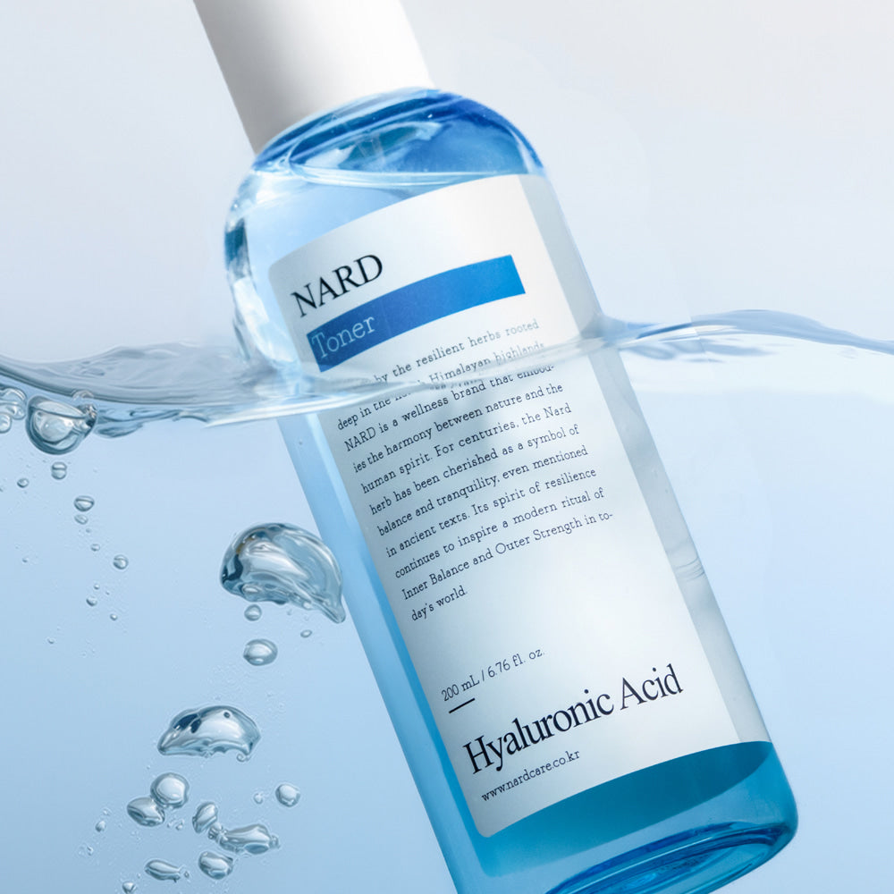 NARD Low-Molecular Deep Moisture Hyaluronic Acid Toner 200ml, flacon bleu avec gouttes d’eau, visuel beauté.