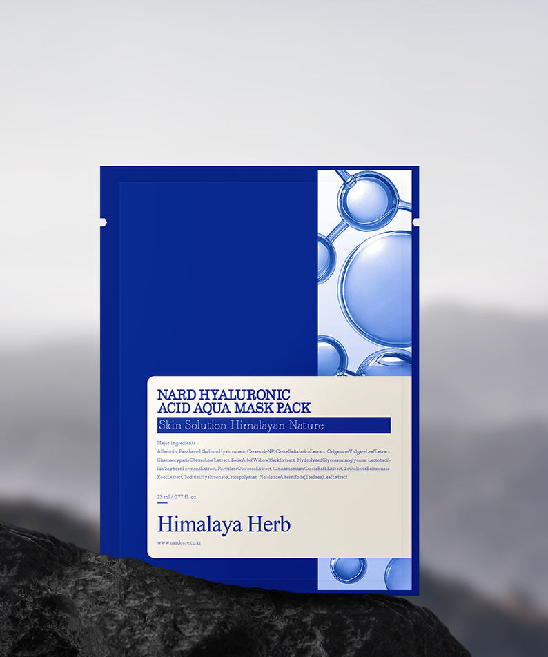 NARD Low Molecular Hyaluronic Acid Moisture Replenishing Mask Pack 23ml 30 sheets de Himalaya Herb sur fond flou, flacons bleus