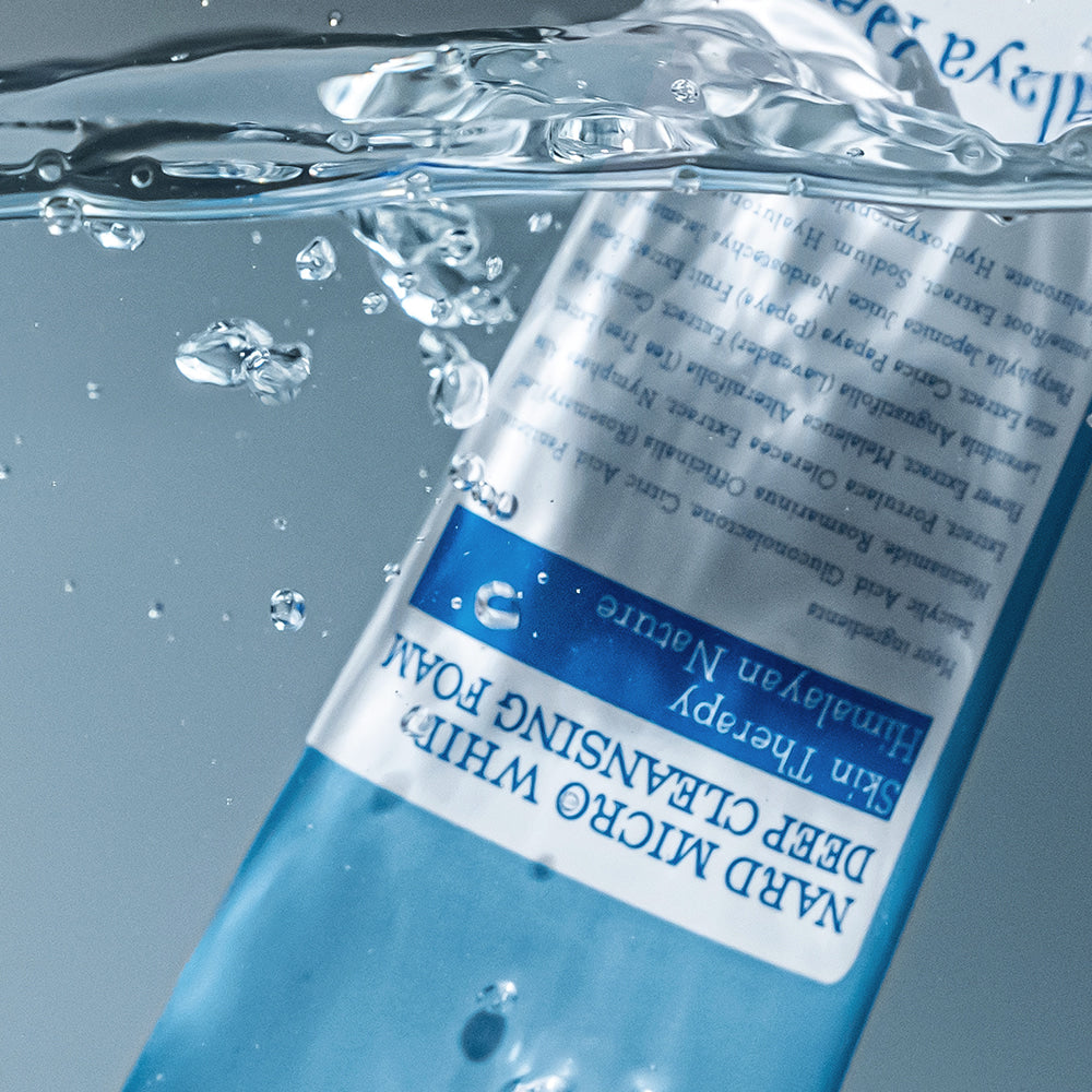 NARD Micro Whip Deep Cleansing Foam 150ml, flacon en contexte sous l’eau, mousse démaquillante, marque NARD