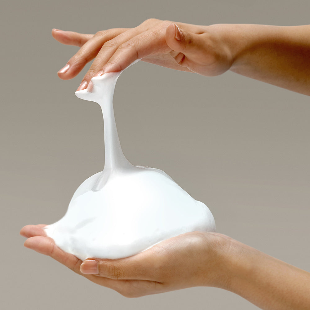 NARD Micro Whip Deep Cleansing Foam 150ml : mousse démaquillante en mains, marque NARD, visuel de soin visage.