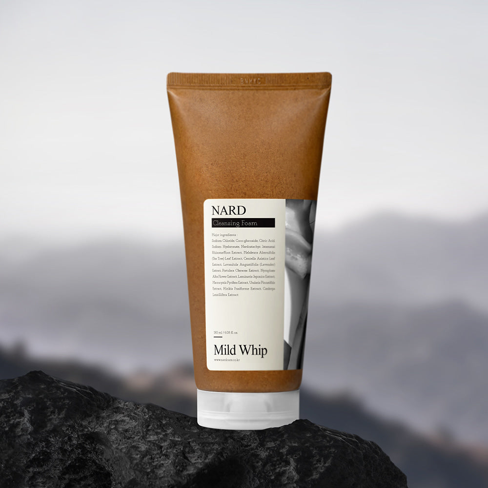 NARD Mild Whip Pore Cleansing Foam 180ml sur fond montagne et rocher, tube moussant de NARD, ambiance beauté.