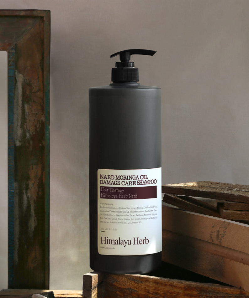 NARD Moringa Oil Damage Care Shampoo 1500ml de NARD, bouteille noire avec pompe, sur étagère en bois, visuel produit
