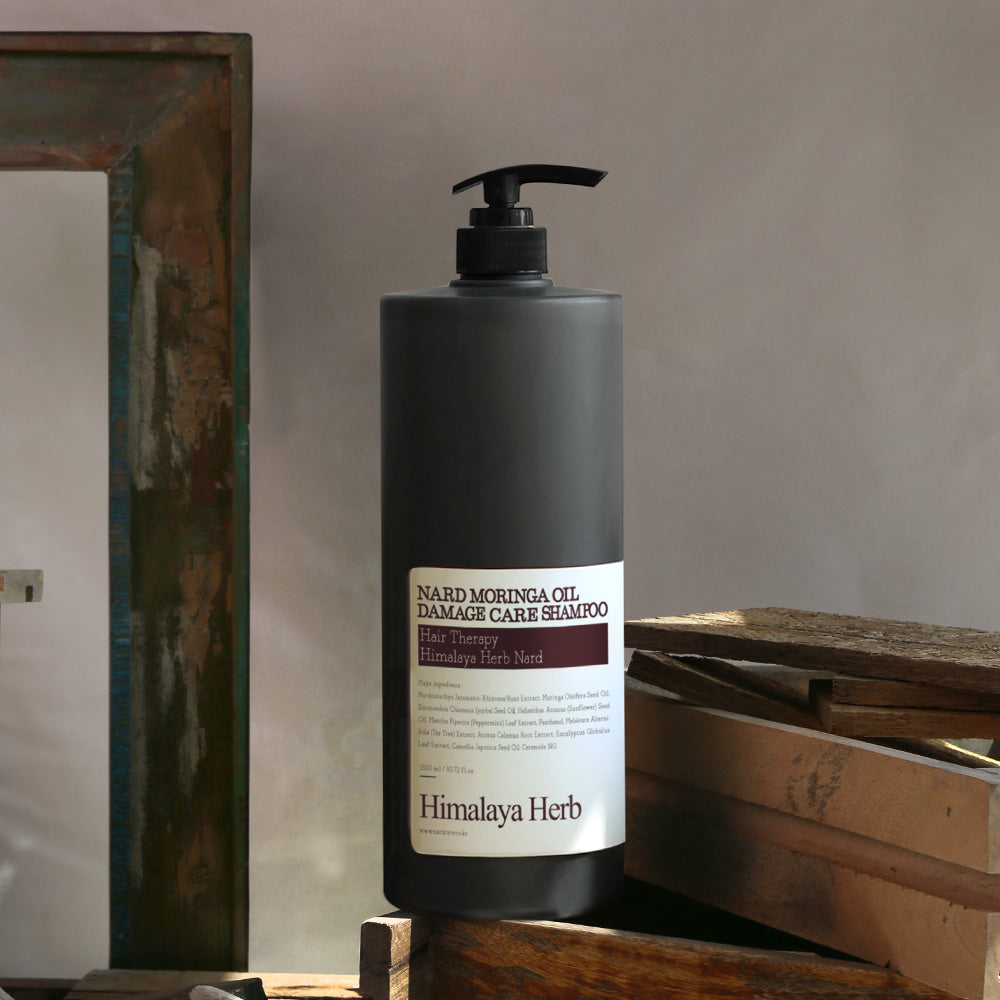 NARD Moringa Oil Damage Care Shampoo 1500ml de NARD, bouteille noire avec pompe, sur étagère en bois, visuel produit