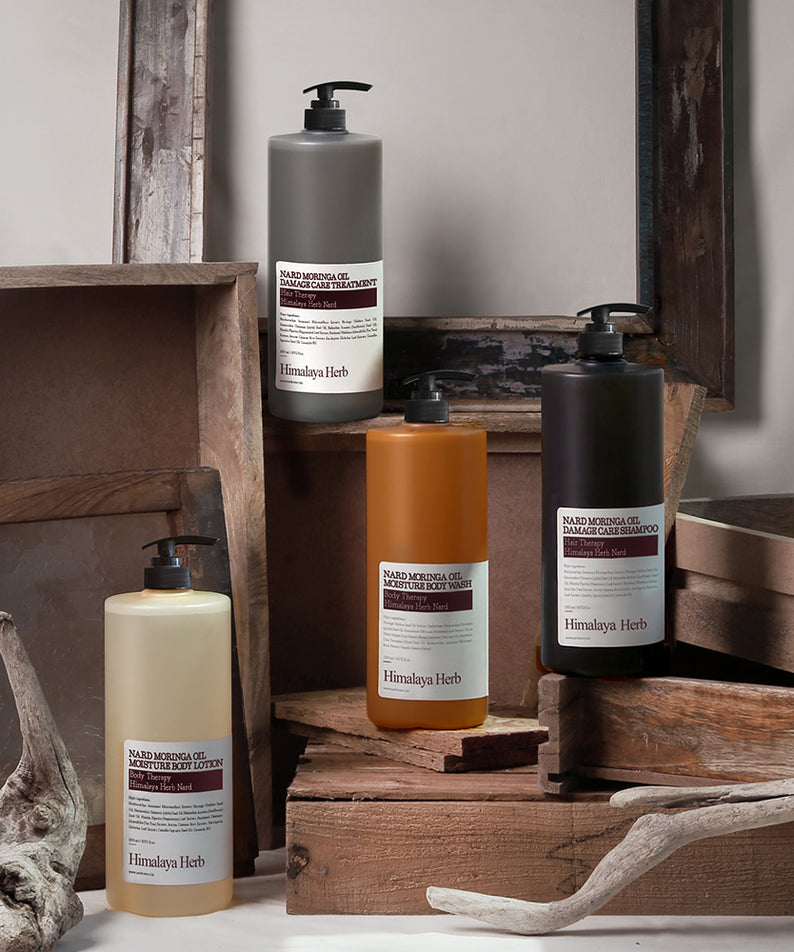 NARD Moringa Oil Damage Care Shampoo 1500ml de la marque Himalaya Herb, flacons sur bois et os, décor visuel spa.