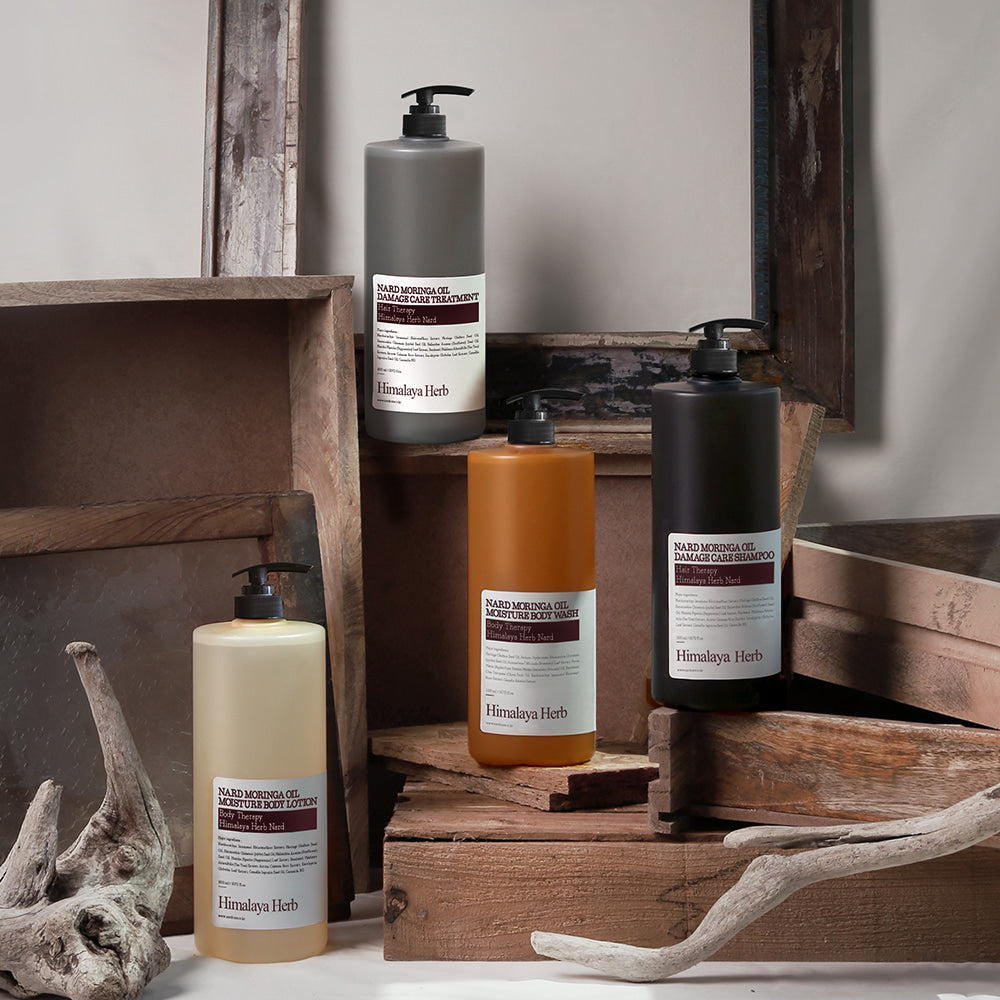 NARD Moringa Oil Damage Care Shampoo 1500ml de la marque Himalaya Herb, flacons sur bois et os, décor visuel spa.