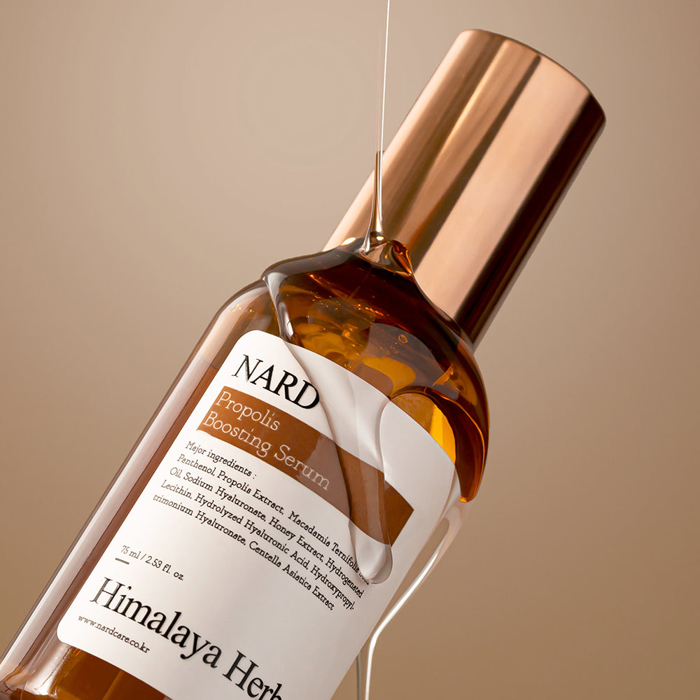 NARD Propolis Boosting Serum 75ml, flacon doré NARD sur fond beige, ambiance soin visage en studio.