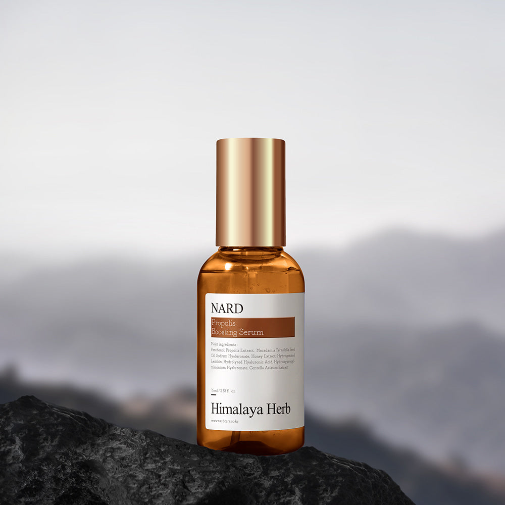 NARD Propolis Boosting Serum 75ml de NARD, flacon sur rocher, ambiance montagne, sérum visage doré.