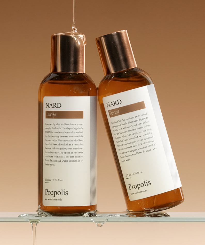 NARD Propolis Infusing Toner 200ml, bouteilles NARD avec propolis, contexte visuel salle de bain, style épuré