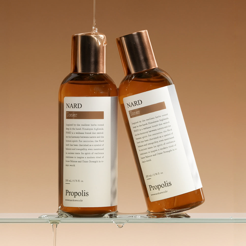 NARD Propolis Infusing Toner 200ml, bouteilles NARD avec propolis, contexte visuel salle de bain, style épuré