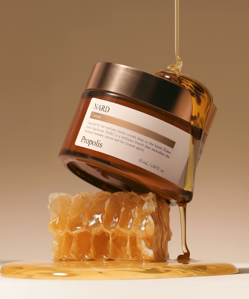 NARD Propolis Nourishing Cream 50ml : pot de crème NARD sur fond chaud avec propolis qui coule, visuel produit