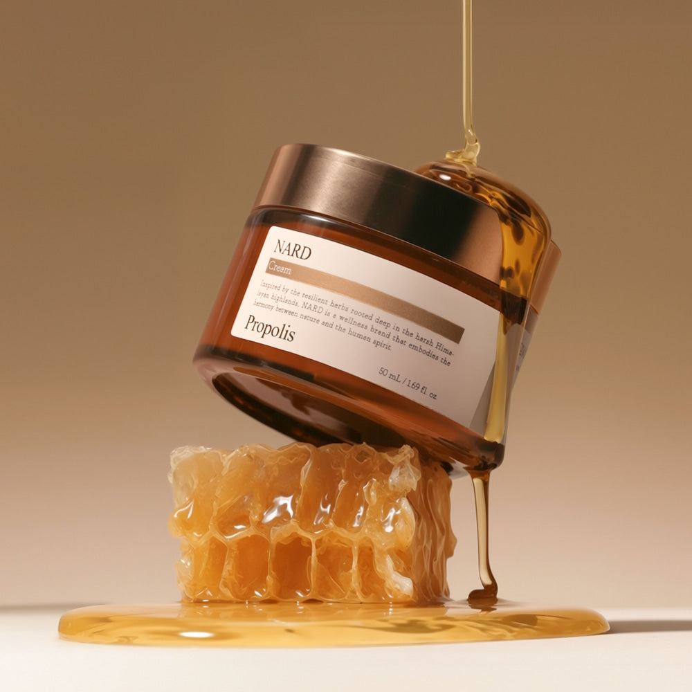 NARD Propolis Nourishing Cream 50ml : pot de crème NARD sur fond chaud avec propolis qui coule, visuel produit