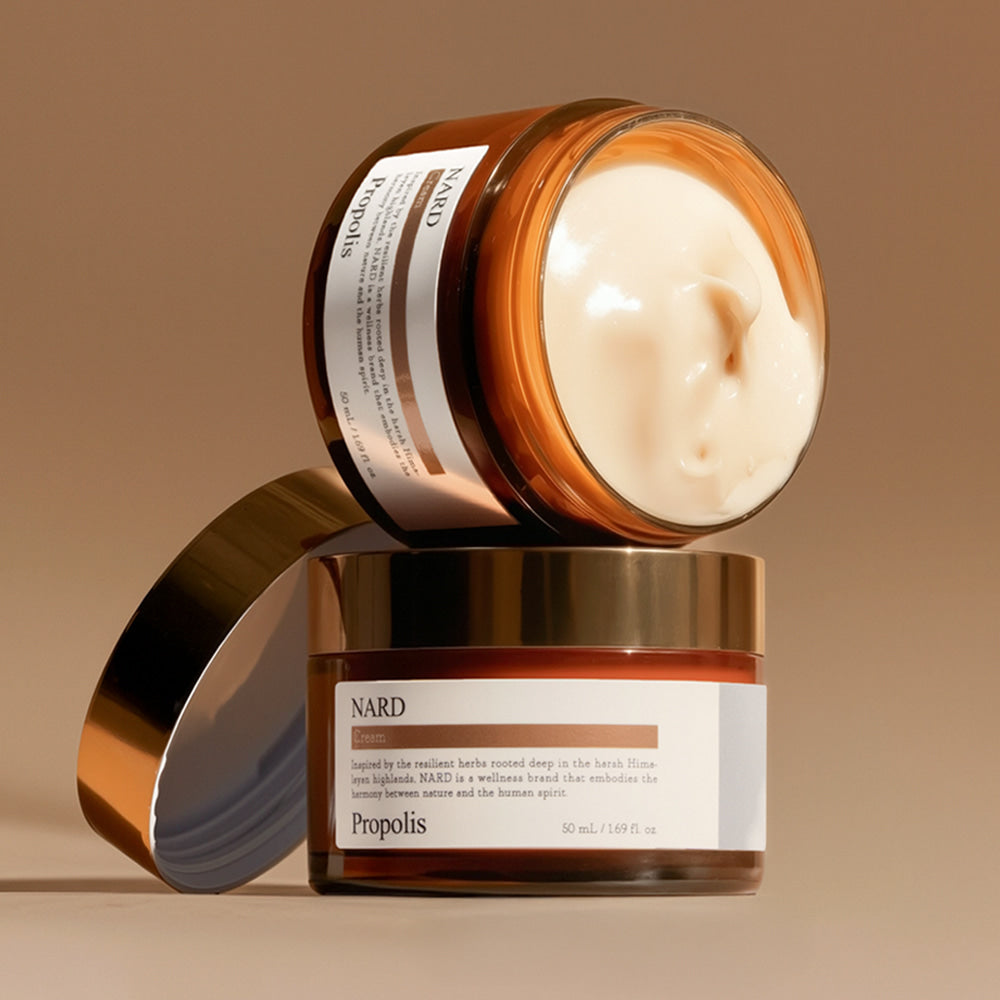 NARD Propolis Nourishing Cream 50ml de NARD : crème nourrissante en pot, sur fond beige, contexte beauté.