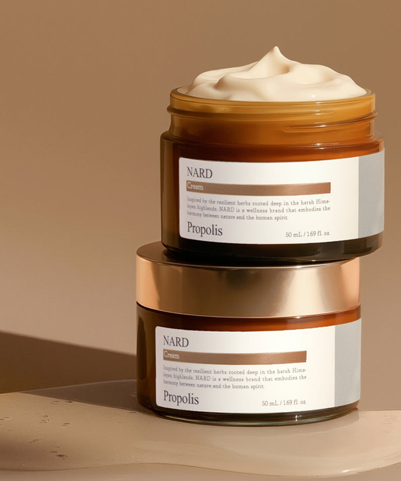 NARD Propolis Nourishing Cream 50ml de la marque NARD, pot crème beige sur fond beige, texture visible.