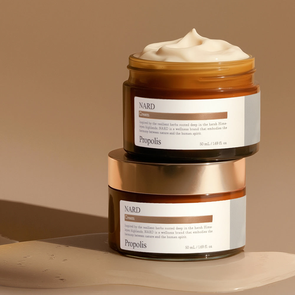 NARD Propolis Nourishing Cream 50ml de la marque NARD, pot crème beige sur fond beige, texture visible.