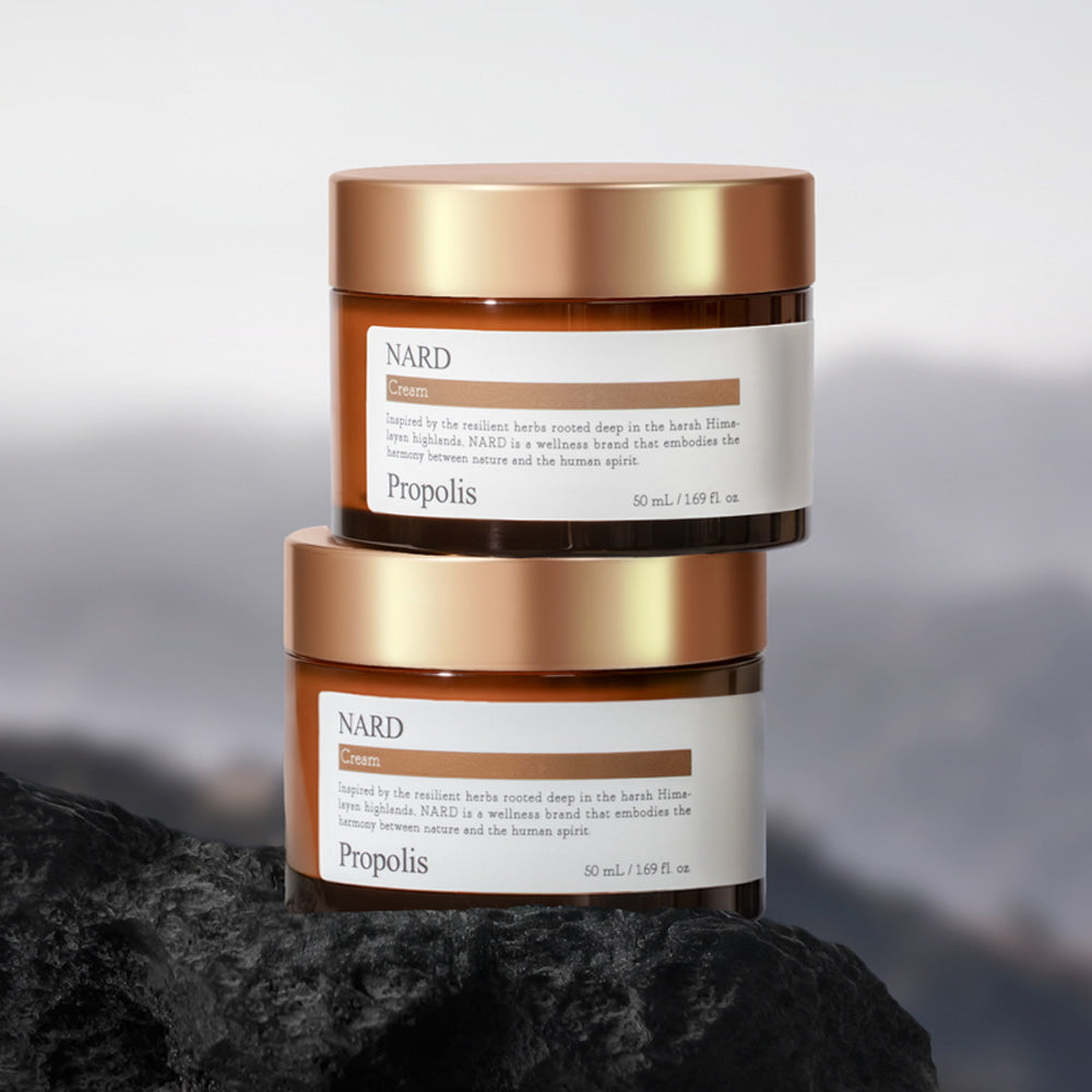 NARD Propolis Nourishing Cream 50ml de NARD, pot crème doré sur pierre noire, fond minimaliste.