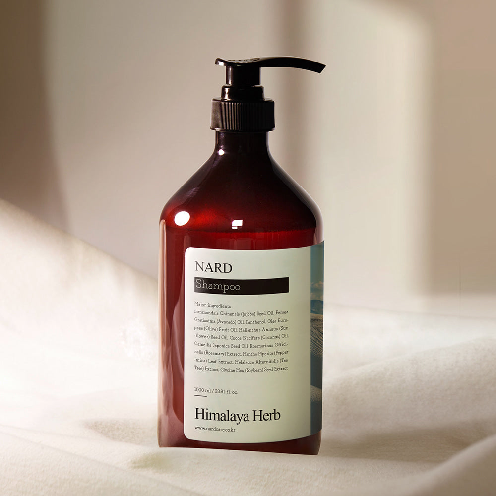 NARD Refresh Perfumed Shampoo 1000ml de NARD sur fond clair, bouteille pompe; contexte visuel salle de bain.