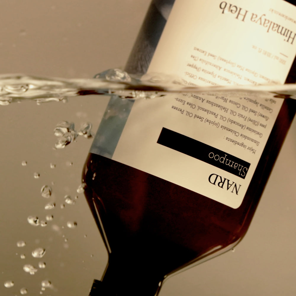 NARD Refresh Perfumed Shampoo 1000ml, bouteille NARD en contexte visuel avec eau et éclaboussures, arrière-plan beige.