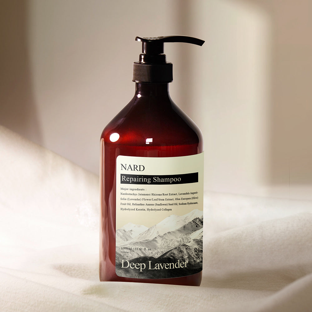NARD Repairing Shampoo 1500ml de la marque NARD, bouteille près d’une serviette blanche, ambiance salle de bain.