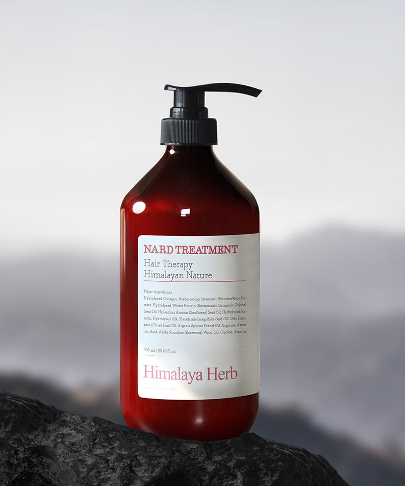 NARD Rose Wood Hair Treatment 1000ml de NARD, flacon rose sur pierre avec fond montagne, lumière douce, soin capillaire.
