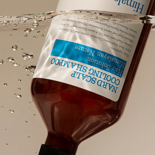 NARD  Scalp Cooling Shampoo 500ml : flacon cosmétique NARD, gel rafraîchissant, fond éclaboussures d’eau, vue produit.