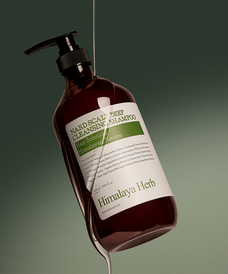 NARD Scalp Dandruff Deep Cleansing Shampoo 1000ml, flacon brun avec pompe, marque NARD, contexte visuel studio vert.