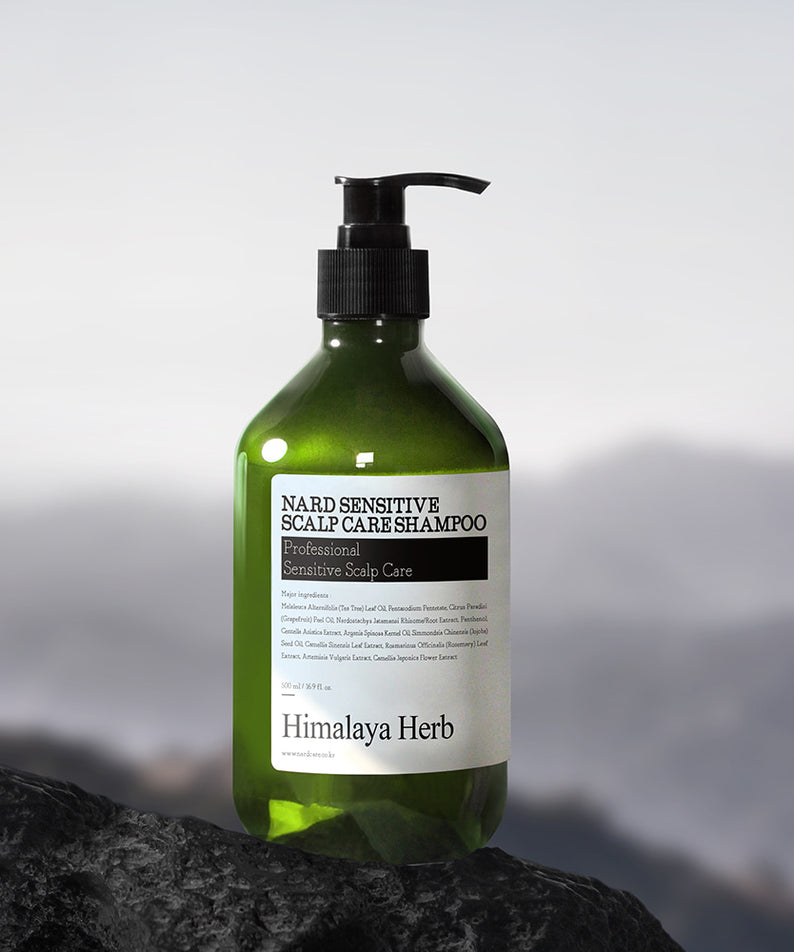 NARD Sensitive Scalp Care Shampoo 500ml de la marque NARD, flacon vert à pompe sur rocher, fond montagne flou
