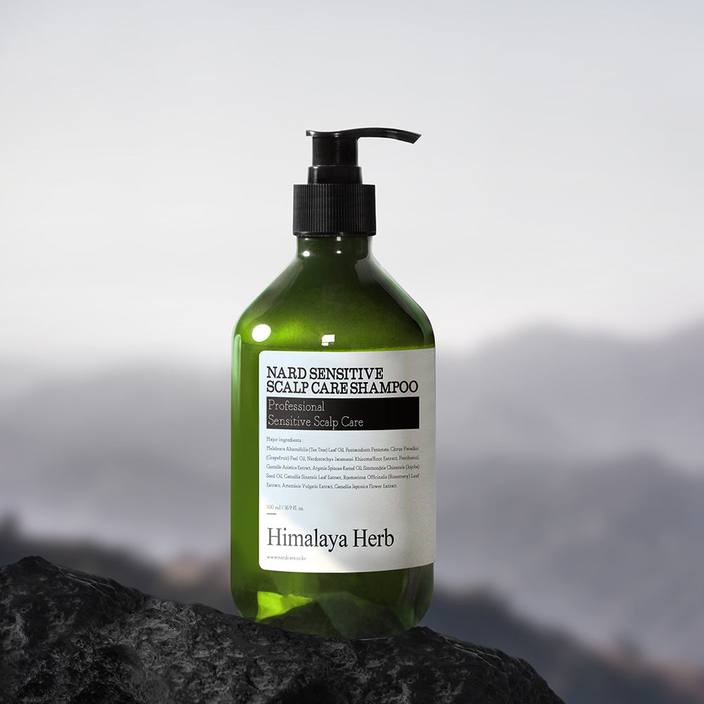 NARD Sensitive Scalp Care Shampoo 500ml de la marque NARD, flacon vert à pompe sur rocher, fond montagne flou