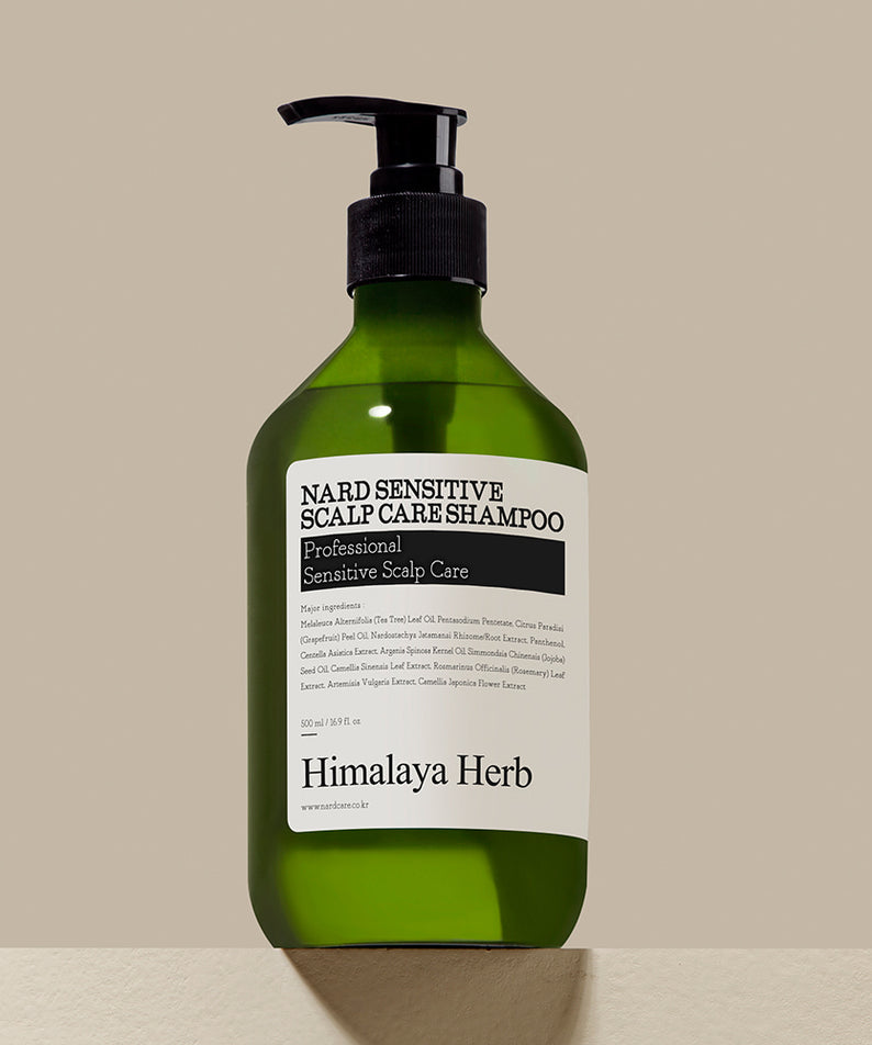 Décris l'image en français en mentionnant le produit, la marque et le contexte visuel: NARD Sensitive Scalp Care Shampoo 500ml