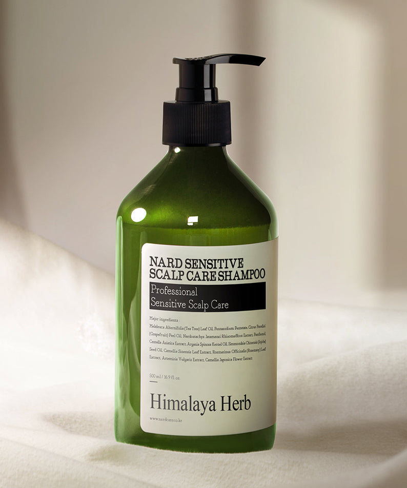 NARD Sensitive Scalp Care Shampoo 500ml NARD, flacon vert sur serviette, salle de bain lumineuse, cuir chevelu sensible