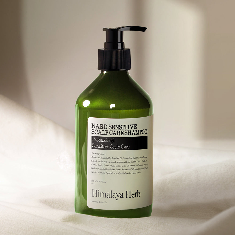 NARD Sensitive Scalp Care Shampoo 500ml NARD, flacon vert sur serviette, salle de bain lumineuse, cuir chevelu sensible