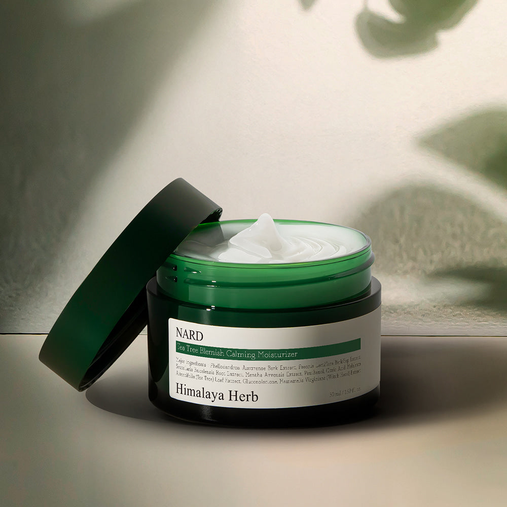 NARD Tea Tree Blemish Soothing Moisture Cream 50ml de NARD, pot vert sur fond blanc avec feuilles, crème apaisante anti-imperfections