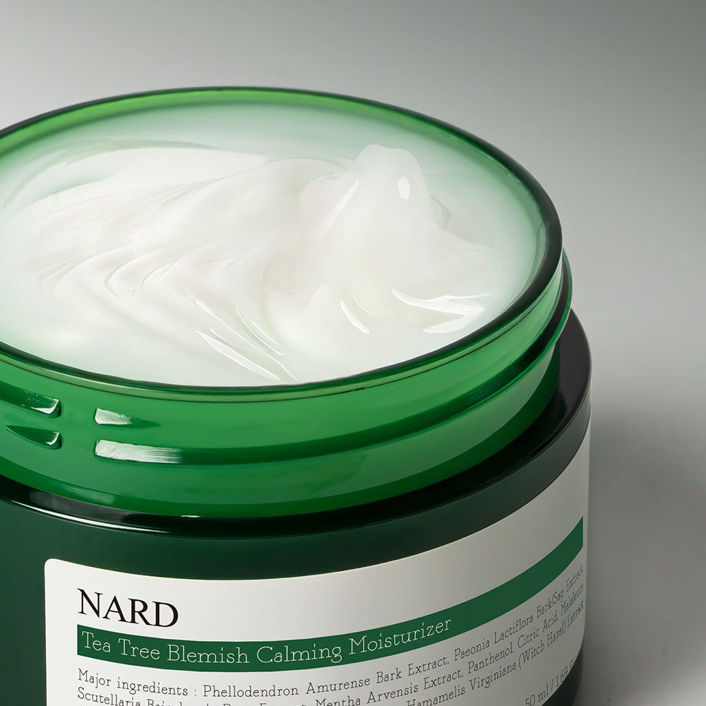Décris l'image en français : NARD Tea Tree Blemish Soothing Moisture Cream 50ml, pot vert crème apaisante sur fond clair.