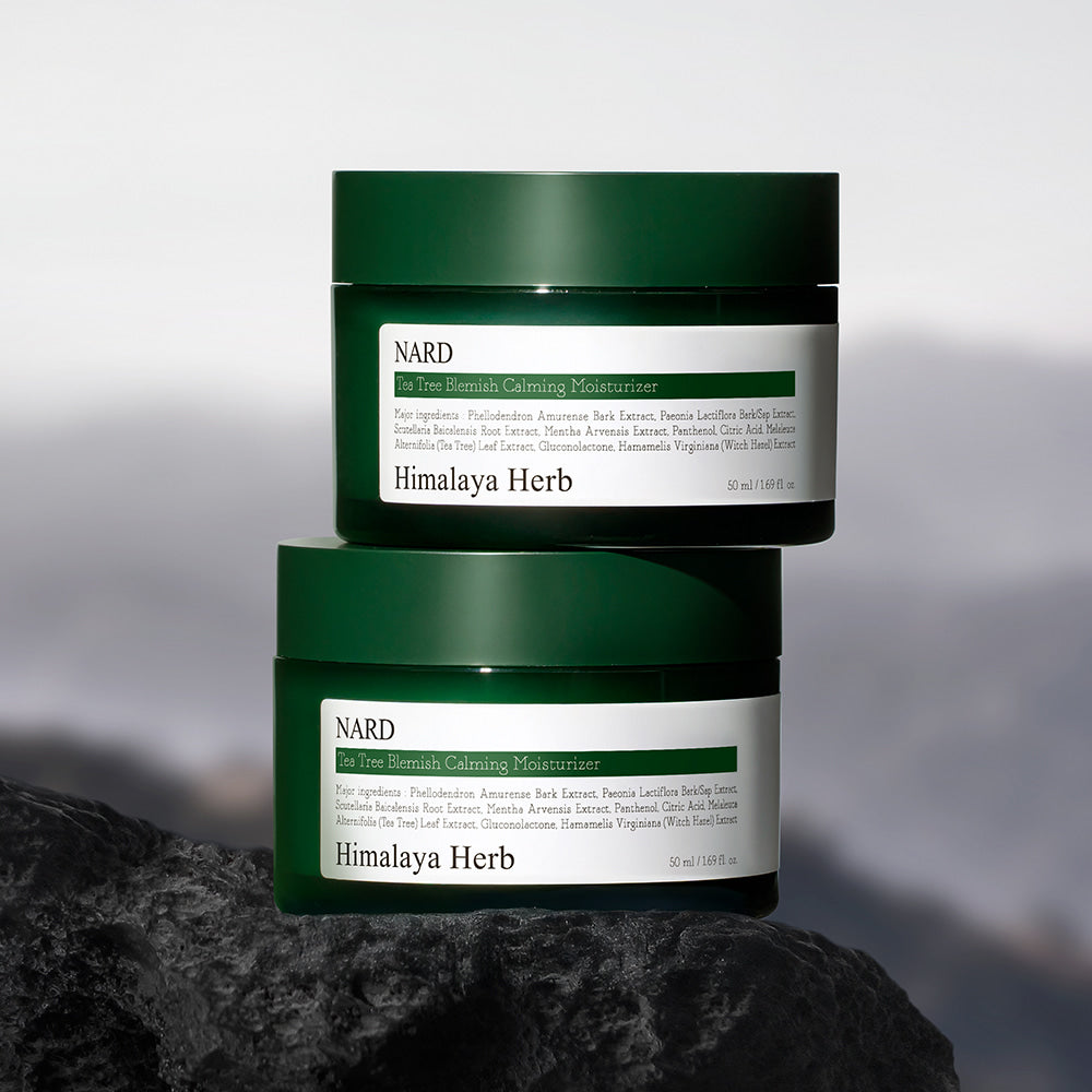 NARD Tea Tree Blemish Soothing Moisture Cream 50ml de NARD, crème anti-imperfections sur fond montagne, pack vert