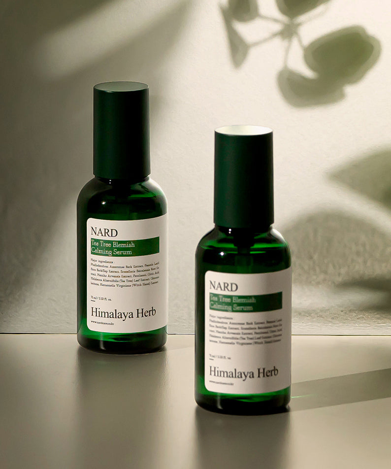 NARD Tea Tree Blemish Soothing Serum 75ml, sérum antimperfections de la marque NARD, flacons verts sur fond clair